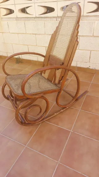 Mecedora antigua de rejilla y madera