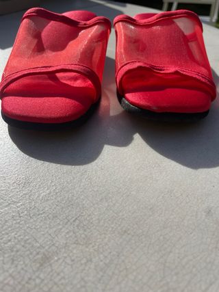 Sandalias rojas rejilla