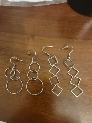 2 pares de pendientes plateados