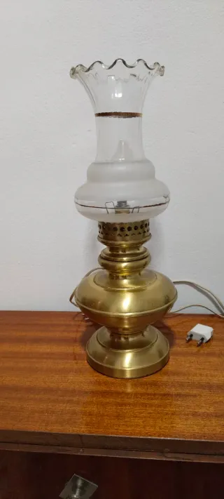 Lámpara de mesa dorada y cristal antigua