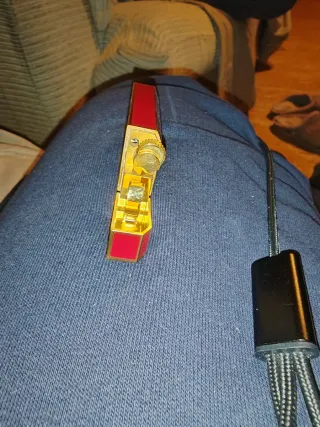 Accendino Cartier Rosso e Dorato