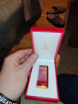 Accendino Cartier Rosso e Dorato