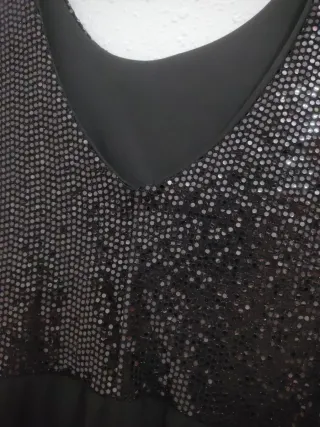 Vestido fiesta negro lentejuelas hombrillos.
