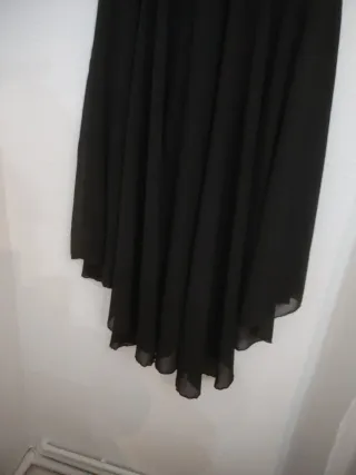 Vestido fiesta negro lentejuelas hombrillos.