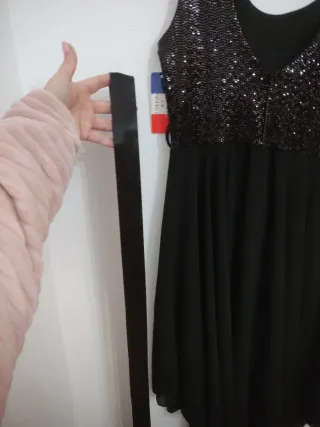 Vestido fiesta negro lentejuelas hombrillos.