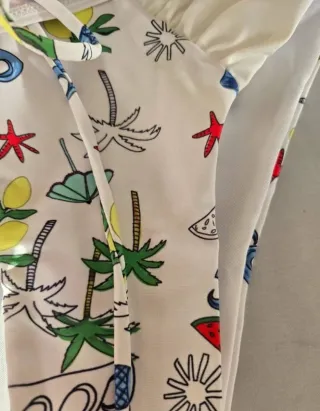 Biquíni estampado palmeiras e guarda-sóis