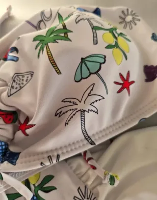 Biquíni estampado palmeiras e guarda-sóis