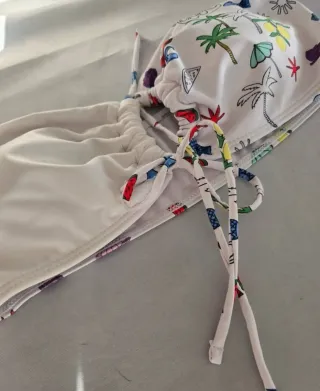 Biquíni estampado palmeiras e guarda-sóis