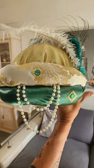 Gorro de Rey con Plumas y Joyas