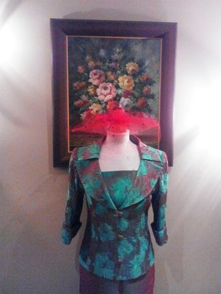 Tocado con velo de rejilla Elena Bernal Rojo