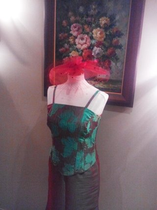 Tocado con velo de rejilla Elena Bernal Rojo