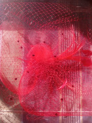 Tocado con velo de rejilla Elena Bernal Rojo