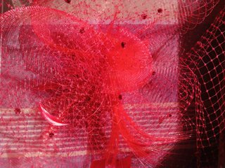 Tocado con velo de rejilla Elena Bernal Rojo