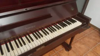 Piano vertical de madera afinado