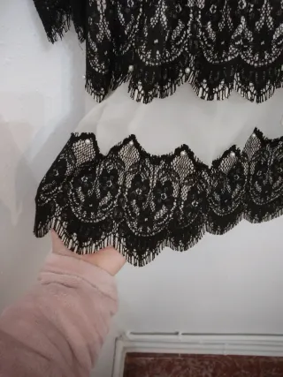 Vestido fiesta encaje crudo-negro y perlas