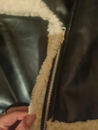 Montone similpelle nero con pelliccia sintetica