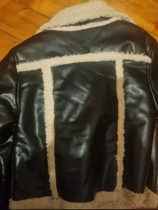 Montone similpelle nero con pelliccia sintetica