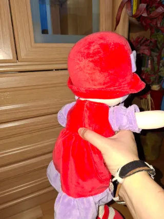 Muñeca de trapo con vestido rojo y morado