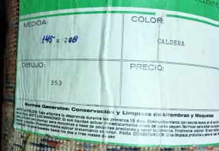 Alfombra de lana con diseño geométrico
