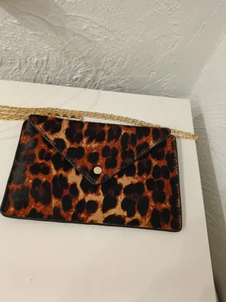 Bolso  de piel bandolera estampado leopardo