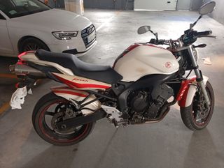 Yamaha FZ6 600cc Blanca y Roja