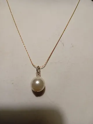 Collana dorata con perla