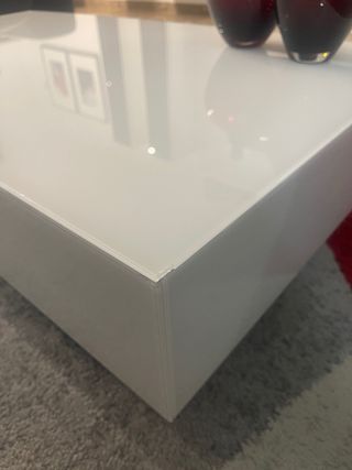 Tavolo da salotto in cristallo bianco dal design moderno