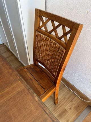 Mesa de comedor y 4 sillas de madera