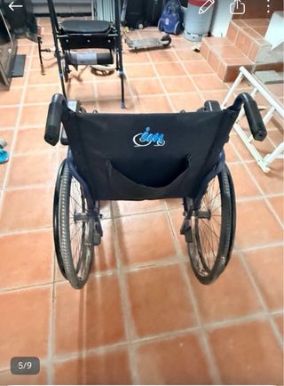 Silla de ruedas azul