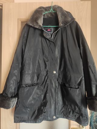 Abrigo impermeable negro