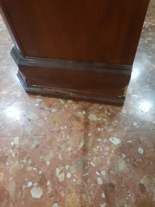 Mueble de madera con estantes