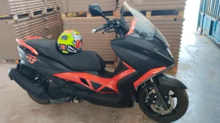Moto 125cc Maxi Scooter Negra y Naranja