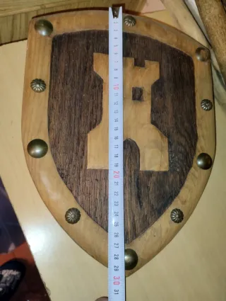 Escudo madera artesanal torre