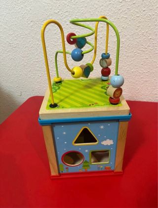 Cubo sensorial madera laberinto y engranajes