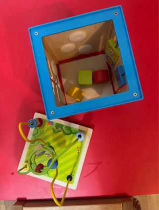 Cubo sensorial madera laberinto y engranajes