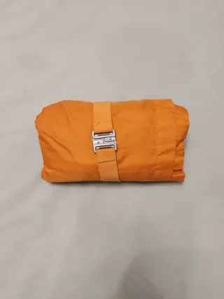 Chubasquero Quechua naranja con capucha