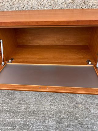 Mueble de madera con cristal