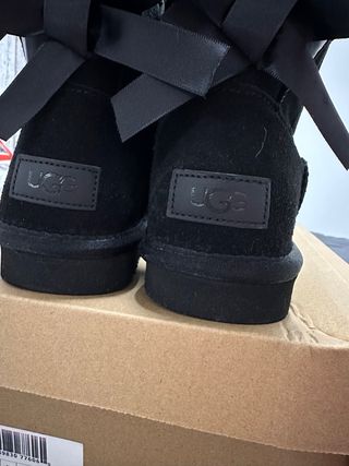 Botas UGG Negras con Lazo