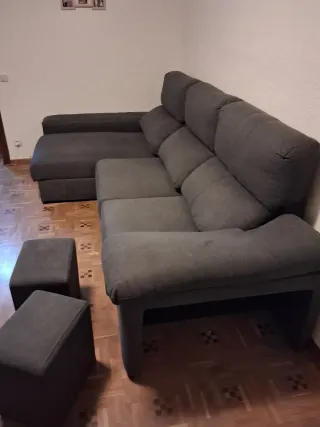 Divano modulare grigio con pouf