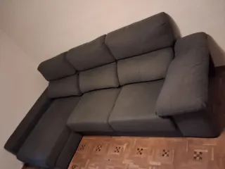 Divano modulare grigio con pouf