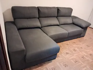 Divano modulare grigio con pouf