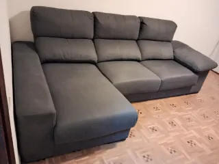 Divano modulare grigio con pouf