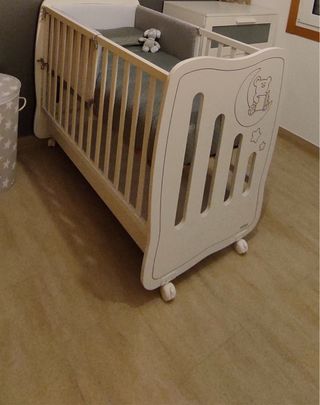 Cuna de bebé blanca con osito