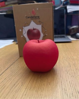 Candela a forma di mela rossa