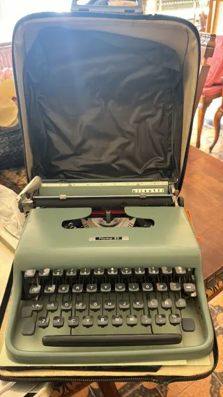 Máquina de escribir Olivetti Pluma 22 vintage