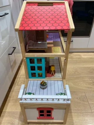 Casa de muñecas de madera. Marca Hape