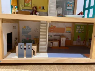 Casa de muñecas de madera. Marca Hape