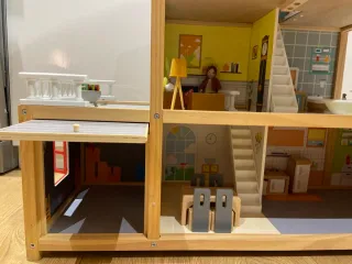 Casa de muñecas de madera. Marca Hape