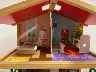 Casa de muñecas de madera. Marca Hape