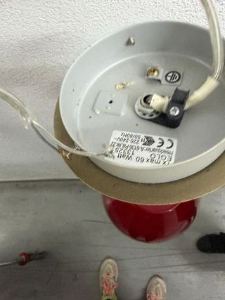 Lámpara colgante roja y plateada